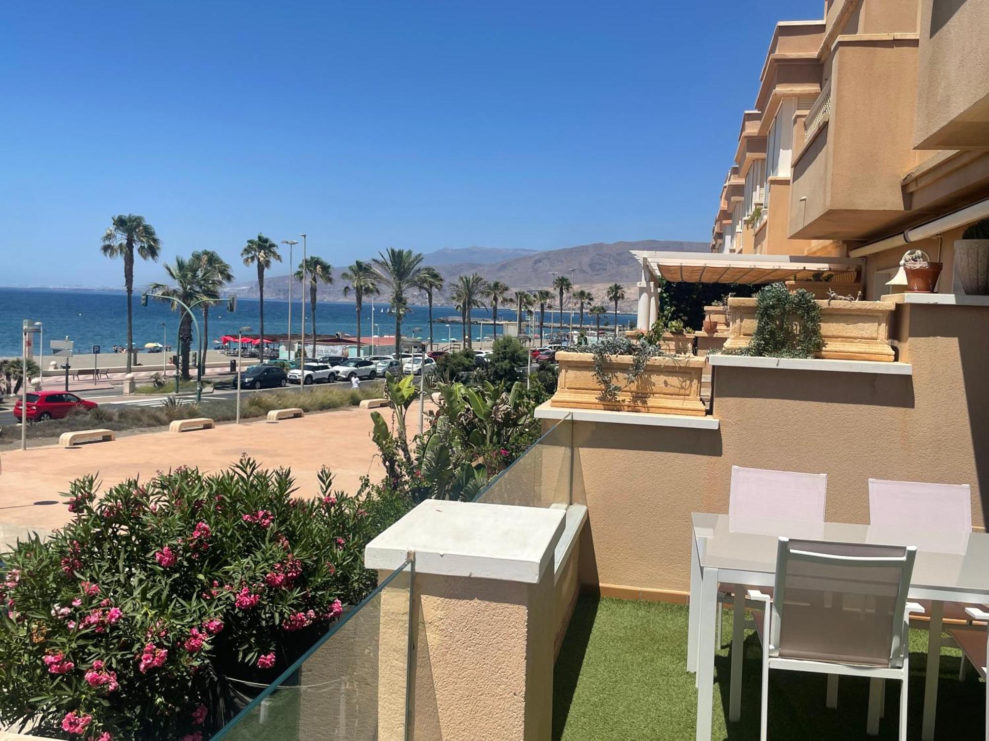 Apart 3 EN PRIMERA LÍNEA DE PLAYA CON TERRAZA Y VISTAS AL MAR Almeria Exterior foto